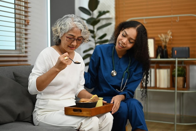 Une soignante professionnelle attentive qui s'occupe d'une femme âgée Concept de soins de santé pour les personnes âgées