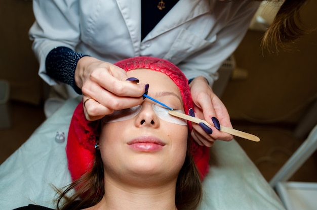 Soin des cils dans le salon de beauté.