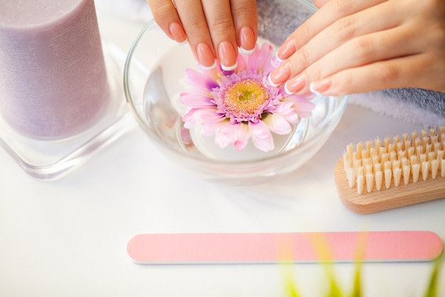 Soin des ongles. Ongles de belle femme avec manucure française