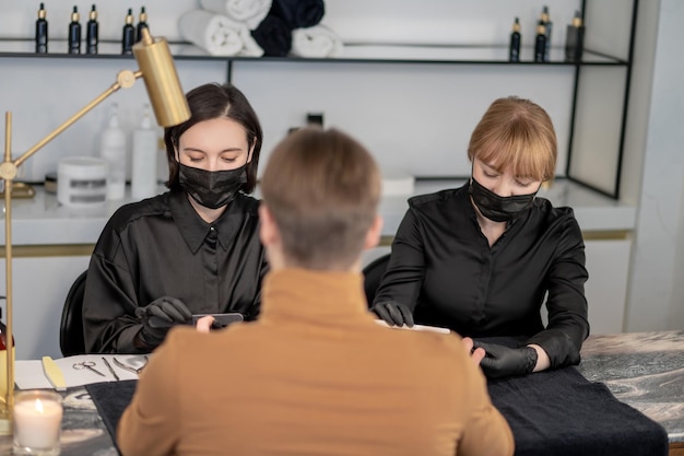 Soin des ongles. Professionnel de manucure travaillant avec un client dans un salon