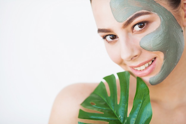 Soin De La Peau. Belle Femme Avec Une Peau Parfaite Près De La Feuille Verte