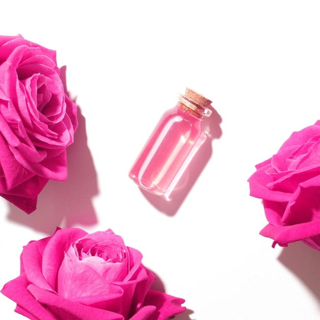 Photo soin de la peau fait maison eau de rose naturelle ou produit d'huile essentielle