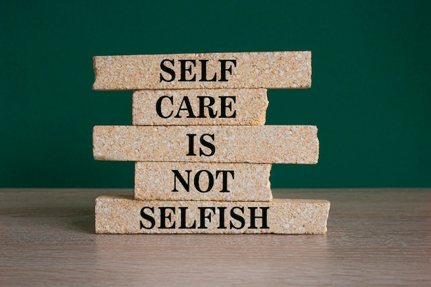 Le soin de soi n'est pas un symbole égoïste Les mots conceptuels Les soins de soi ne sont pas égoïstes sur des blocs de briques