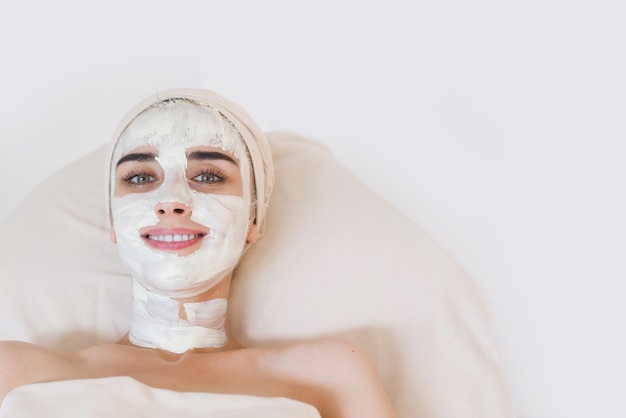 Soins de beauté dans un salon de spa. Femme avec masque facial à l'argile. Application de masque facial bio de beauté spa au salon de spa de jour.