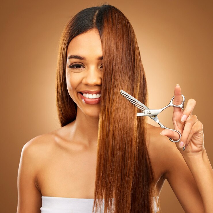 Photo soins capillaires beauté et portrait de femme avec des ciseaux et sourire pour un traitement de salon de luxe sur fond marron modèle heureux coiffure brune et coupe pour les pointes fourchues coupe de cheveux pour le style en studio