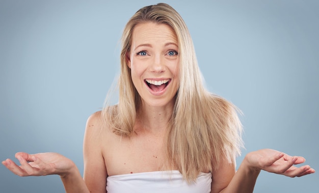 Soins des cheveux du visage et femme confuse avec maquette de placement de produit ou espace publicitaire en studio isolé sur fond gris Portrait de beauté et modèle féminin avec doute ou question sur le traitement en salon