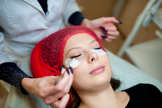 Soins des cils dans la salle de cosmétologie.