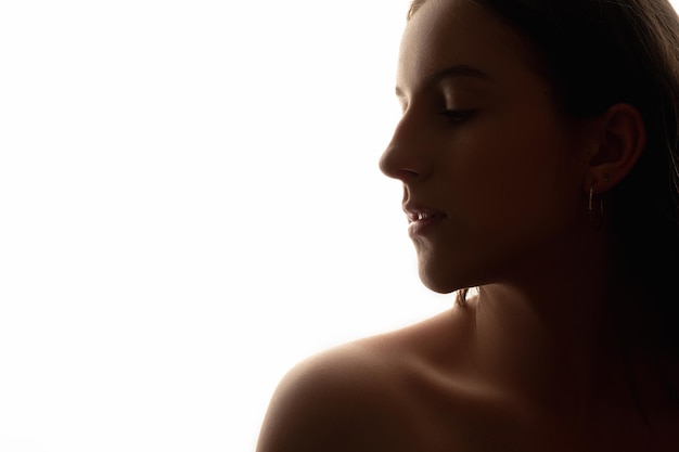 Soins du corps visage féminin silhouette femme