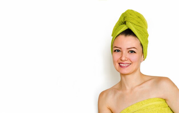 Soins Du Visage, Soins De Beauté, Produits Cosmétiques, Relaxation Spa, Massage Du Visage Et Du Corps. Belle Jeune Femme Avec Des Spectacles De Peau Parfaits, Promotion Des Cosmétiques.