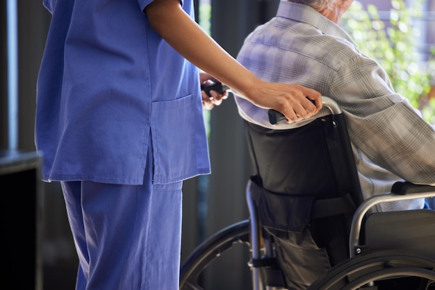 Soins en fauteuil roulant et personnes âgées handicapées pour le soutien, les soins et les soins à domicile pour les personnes âgées, les soins de santé pour les hommes âgés et les infirmières pour l'aide, l'assistance et les retraités avec le travailleur médical