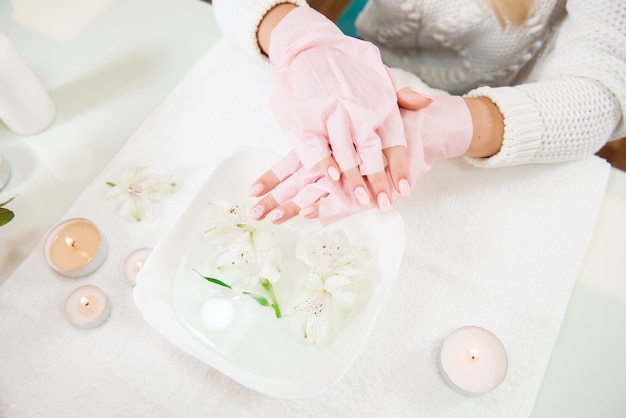 Photo soins des mains de femme. mains et spa relaxant. ongles de femme de beauté.