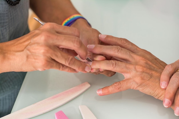 Soins des mains. Gros plan sur des mains féminines manucurées dans un salon de beauté.