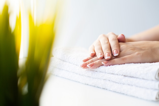 Photo soins des ongles. ongles de femme belle avec manucure française, en studio de beauté