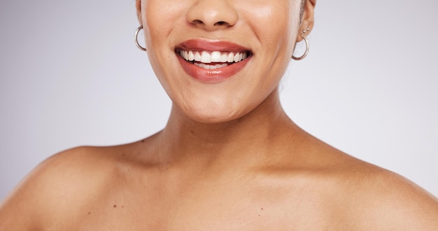 Soins de la peau beauté et bouche de femme avec sourire pour le bien-être soins dentaires et cosmétiques en studio Spa de luxe soins de santé et zoom du visage d'une fille heureuse avec blanchiment des dents nettoyage et traitement oral