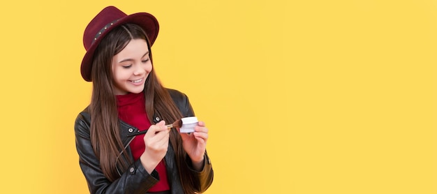 Soins de la peau beauté cosmétique présentant un produit cosmétique féminin enfant appliquer de la poudre pour le visage Cosmétiques pour la conception d'affiche enfant adolescent Beauté bannière de maquillage pour enfants avec espace de copie