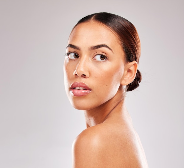 Soins de la peau beauté ou modèle femme noire en studio pour le maquillage de produits de peau de santé ou les cosmétiques portrait de bien-être Spa visage ou fille avec dermatologie de soins de la peau ou produit facial de luxe