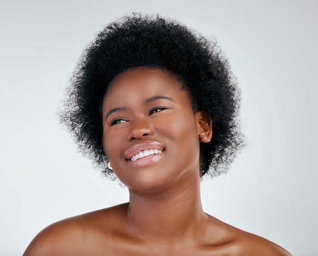 Soins de la peau cheveux naturels et visage avec femme noire sur fond blanc pour le bien-être cosmétique en studio Dermatologie de beauté et fille africaine avec brillance pour le traitement et éclat sain sur maquette