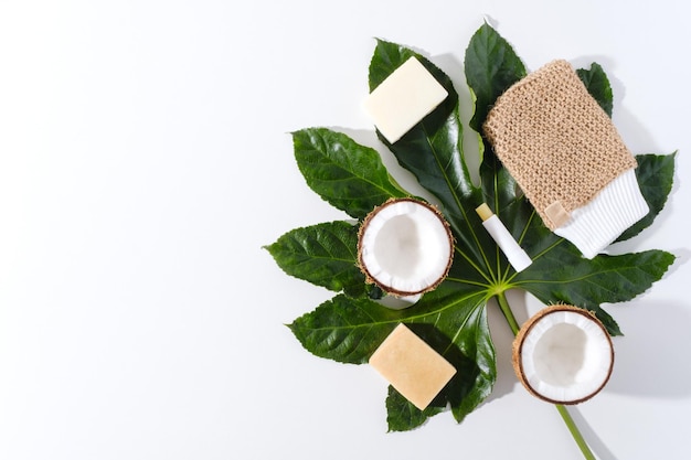 soins de la peau du visage, produits cosmétiques biologiques naturels sur fond blanc avec feuille verte, vue de dessus, espace de copie