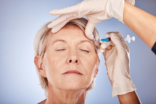 Soins de la peau femme mûre et injection de botox d'un professionnel de la santé pour un traitement anti-âge des rides sur le front Beauté bien-être du visage et une dame âgée se faisant injecter un remplisseur de collagène