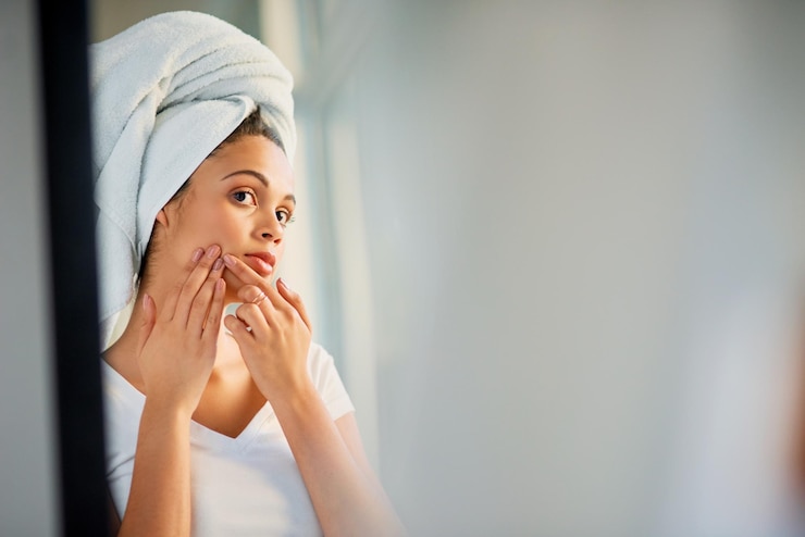 Photo les soins de la peau des femmes et la maison avec les soins de l'acné des boutons et le reflet du miroir avec la routine de beauté le matin, les points noirs pop et le toilettage pour une peau saine avec l'espace de dermatologie et le contrôle du visage pour les éruptions cutanées