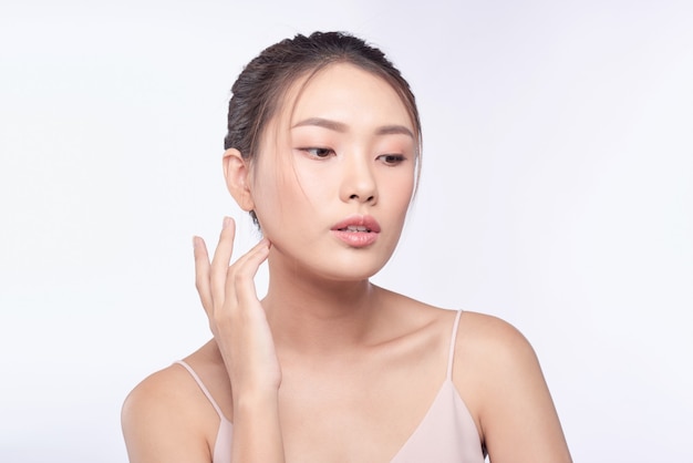 Soins de la peau de jolie femme asiatique