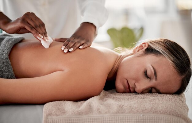 Soins de la peau et massage spa pour femme avec produit gua sha pour soulager les douleurs musculaires et les tensions dorsales Salon de beauté se détendre et fille avec masseuse sur une table avec outil pour l'articulation de la colonne vertébrale et l'inflammation