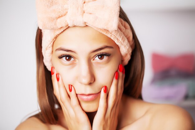 Soins de la peau, portrait d'une jolie femme avec une peau de visage parfaite