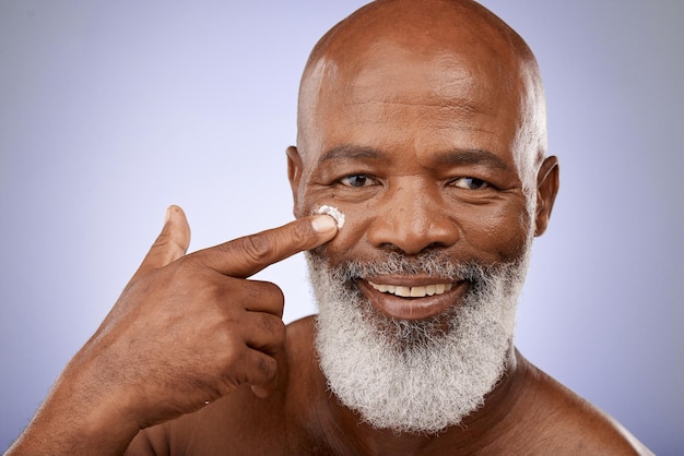 Soins de la peau et produit de beauté avec portrait d'homme noir et crème pour le visage pour le bien-être solaire et la dermatologie Soins hydratants et lotion sur le visage du vieil homme pour les cosmétiques de luxe et d'éclat