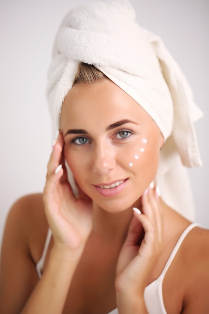 Soins de la peau et récupération.jeune fille avec une peau parfaite et propre. avec naturel touchant son visage. Spa.