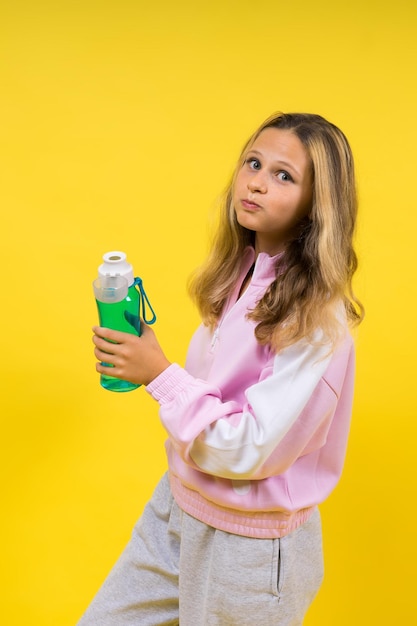 Soins pour enfants athlétiques de l'équilibre hydrique dans l'hydratation du corps sensation de soif bouteille de protéines et de vitamines