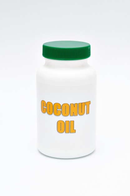 Soins de santé Complément alimentaire Bouteille d'huile de noix de coco isolé sur fond blanc