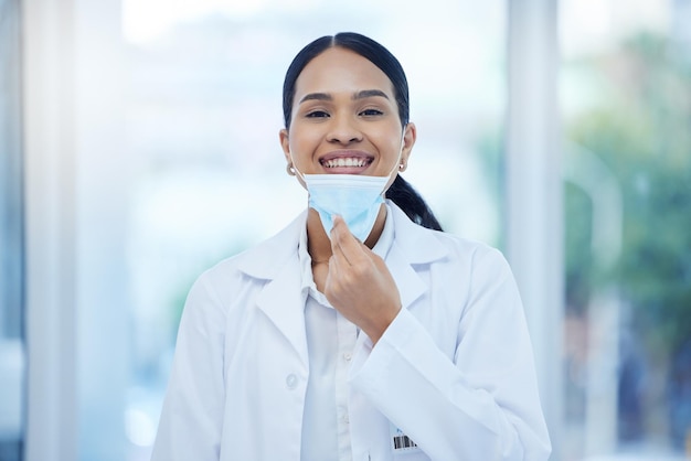 Soins de santé Covid et portrait heureux d'une femme médecin dans une clinique professionnelle mexicaine avec le sourire Un expert médical optimiste retire la protection du masque facial à la fin de la pandémie de santé du coronavirus