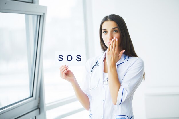 Soins de santé. Docteur, tenue, carte, symbole, aide, concept médical