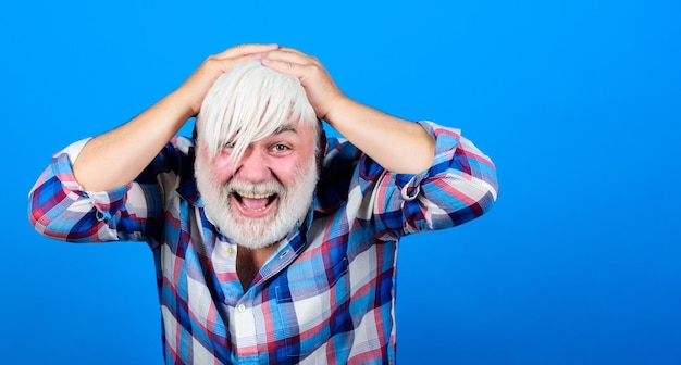 Soins de santé heureux vieux granpa senior homme avec barbe grise grand-père à la retraite barbu en perruque blanche Concept de perte de cheveux barbier et coiffeur espace de copie de mode masculine