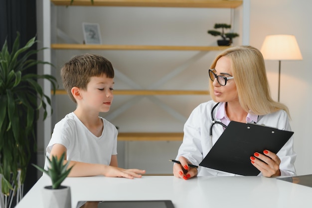 Soins de santé pour les enfants Petit garçon parlant au médecin lors d'une visite à l'hôpital