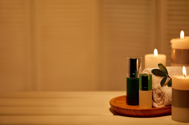 Soins spa sur table en bois blanc