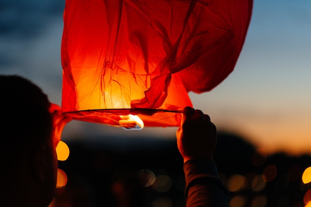 Le soir, au coucher du soleil, les gens avec leurs parents et amis lancent des lanternes traditionnelles. Tradition et voyage.