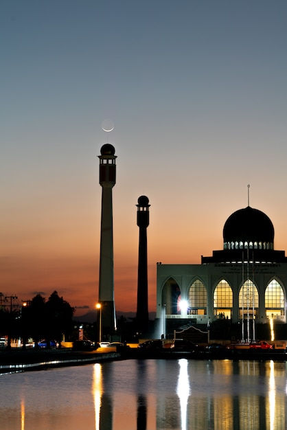 Soirée au dôme d'une mosquée en Thaïlande.