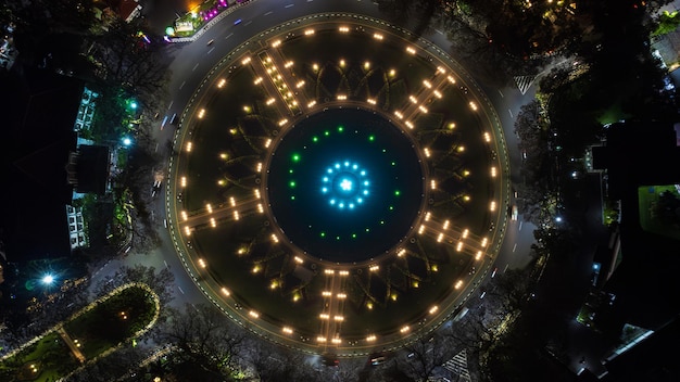 Photo soirée au monument de tugu avec de très belles lumières localisation à malang java est indonésie