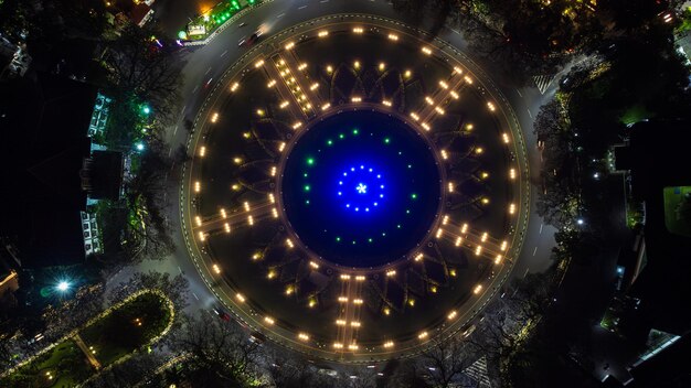 Photo soirée au monument de tugu avec de très belles lumières localisation à malang java est indonésie