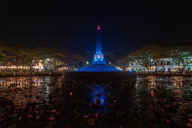Photo soirée au monument de tugu avec de très belles lumières localisation à malang java est indonésie