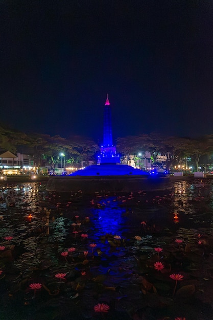 Photo soirée au monument de tugu avec de très belles lumières localisation à malang java est indonésie