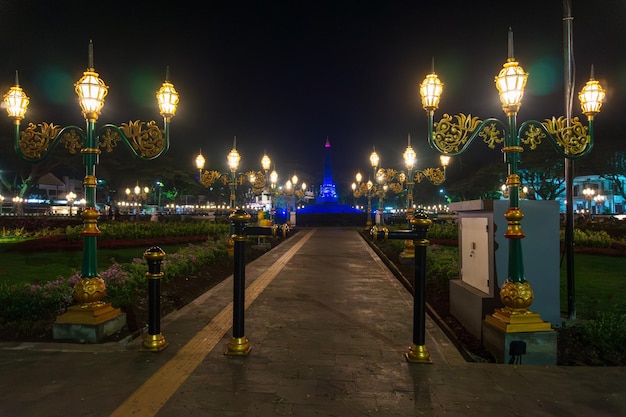 Photo soirée au monument de tugu avec de très belles lumières localisation à malang java est indonésie