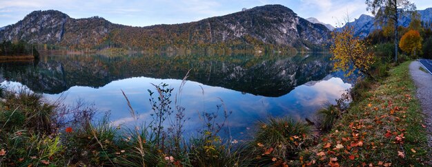 Soirée d'automne lac de montagne des Alpes avec de l'eau claire et transparente et reflets lac Almsee Haute-Autriche