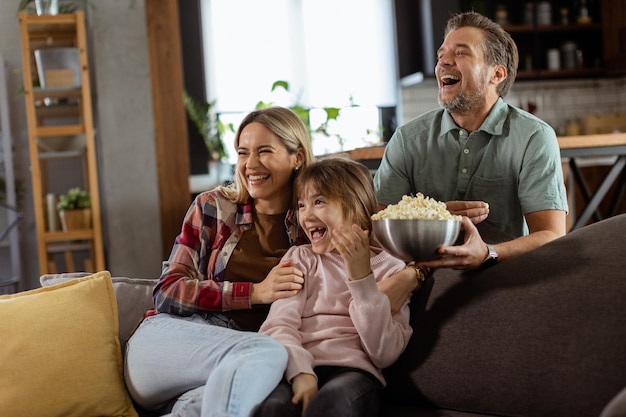 La soirée de cinéma en famille plongée dans des scènes palpitantes à la maison