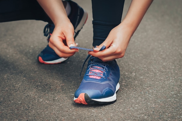 Soirée Courir. Jeune Femme En Cours D'exécution Sur Une Route Rurale Pendant Le Coucher Du Soleil En Baskets Bleus