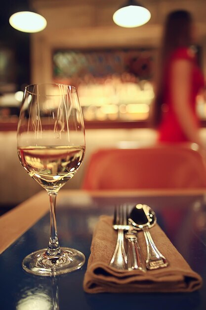 soirée dans un restaurant, arrière-plan abstrait flou, bokeh, concept d'alcool, verres à vin dans un bar