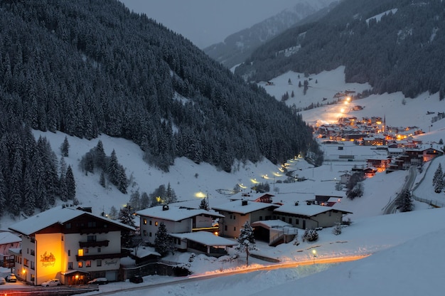 Une soirée dans le village autrichien de Vorderlanersbach près de Mayrhofen.