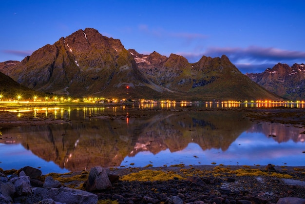 Soirée dans un village de pêcheurs sur les îles Lofoten en Norvège