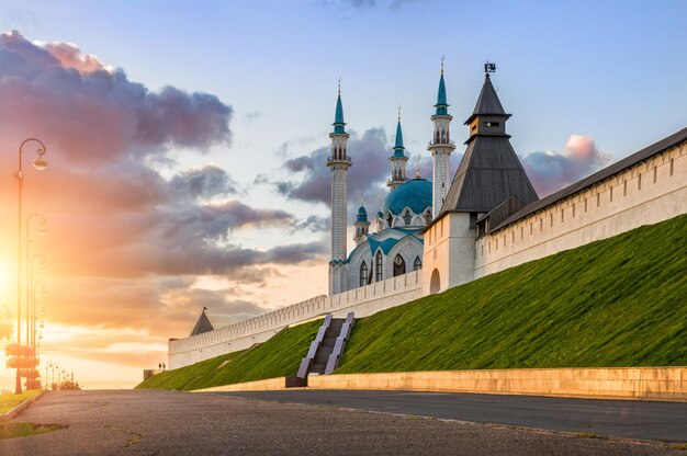 Soirée ensoleillée sur les murs du Kremlin de Kazan